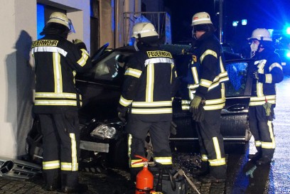 Illingen: Pkw kommt von Fahrbahn ab und kollidiert mit Garagenmauer - eine Verletzte Person