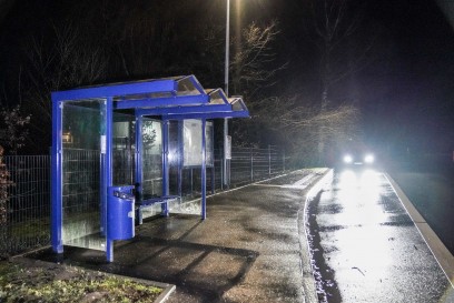 Aichwald-Aichschiess: Baum landet auf Zaun und blockierte Bushaltestelle