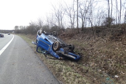 Aichtal: PKW ueberschlaegt sich und landet auf Dach, Fahrerin verletzt