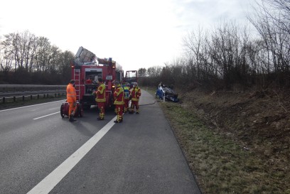 Aichtal: PKW ueberschlaegt sich und landet auf Dach, Fahrerin verletzt