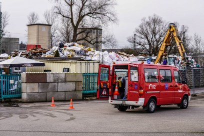 Pluederhausen: Maschinenbrand in Firma fordert einen Verletzten