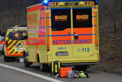 Remchingen: Pkw kommt von der Fahrbahn ab und ueberschlaegt sich - mehrere Personen schwer Verletzt