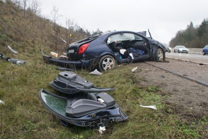 Remchingen: Pkw kommt von der Fahrbahn ab und ueberschlaegt sich - mehrere Personen schwer Verletzt