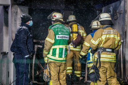 Esslingen: Ein Verletzter nach Brand auf Terrasse und Wohnung – Schnee macht Einsatzkraeften zu schaffen