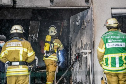 Esslingen: Ein Verletzter nach Brand auf Terrasse und Wohnung – Schnee macht Einsatzkraeften zu schaffen