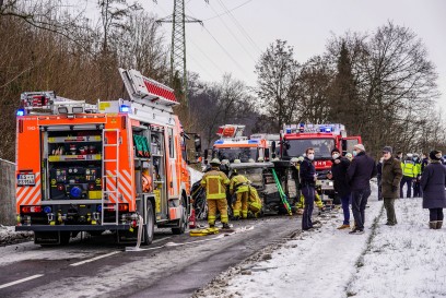 Esslingen: Pkw ueberschlaegt sich - Person eingeklemmt - Rettungshubschrauber im Einsatz