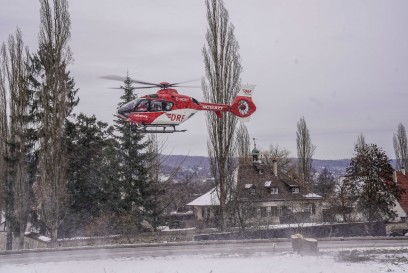 Esslingen: Pkw ueberschlaegt sich - Person eingeklemmt - Rettungshubschrauber im Einsatz