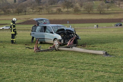 Ammerbuch-Entringen: PKW Lenkerin faehrt Strommast um