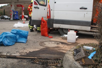 Niefern: Transporter ist an der Tankstelle aufgefallen das im Laderaum ein Fass kaputt gegangen ist - Feuerwehreinsatz