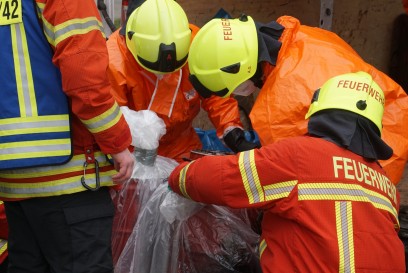 Niefern: Transporter ist an der Tankstelle aufgefallen das im Laderaum ein Fass kaputt gegangen ist - Feuerwehreinsatz