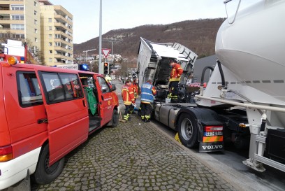 Bad Urach: Auslaufendes Motorenoel bei LKW sorgt fuer Umwelteinsatz nahe der Erms