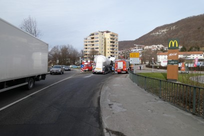 Bad Urach: Auslaufendes Motorenoel bei LKW sorgt fuer Umwelteinsatz nahe der Erms