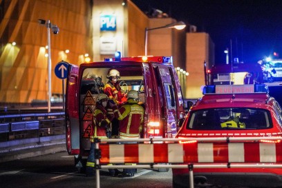 Flughafen Stuttgart: Flaschen mit nicht definierbarem Inhalt im Terminal 3 gefunden – Feuerwehr in Schutzanzuegen und Messzug im Einsatz