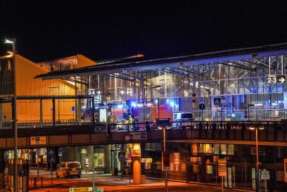 Flughafen Stuttgart: Flaschen mit nicht definierbarem Inhalt im Terminal 3 gefunden – Feuerwehr in Schutzanzuegen und Messzug im Einsatz