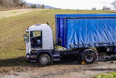 B29/ Waiblingen: Sattelzug kommt von Fahrbahn ab