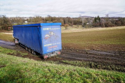 B29/ Waiblingen: Sattelzug kommt von Fahrbahn ab