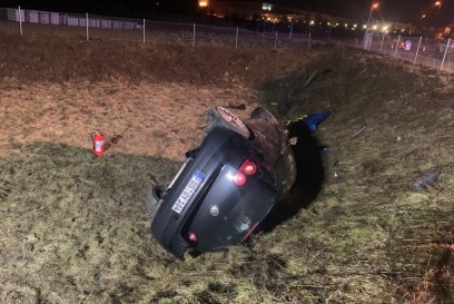 Ergenzingen: PKW landet in Regenrueckhaltebecken Fahrer fluechtet 
