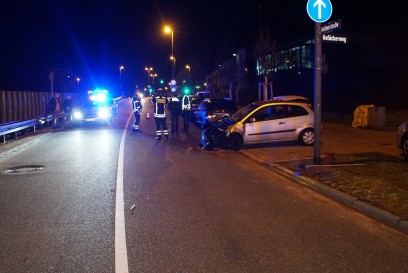 Pforzheim: Lkw faehrt zu weit links und kollidiert mit Pkw