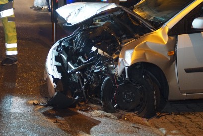 Pforzheim: Lkw faehrt zu weit links und kollidiert mit Pkw