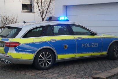 Koenigsch-Stein: Scheune geraet in Brand und droht auf Wohngebaeude uebergreifen - Grosseinsatz fuer die Feuerwehr