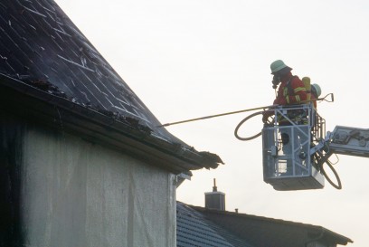 Koenigsch-Stein: Scheune geraet in Brand und droht auf Wohngebaeude uebergreifen - Grosseinsatz fuer die Feuerwehr