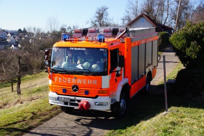 Esslingen: Auto Droht Abhang hinunter zu herabzustuerzen- Feuerwehr im Einsatz