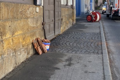 Hochdorf: Ziegel fallen vom Hausdach - Feuerwehr sichert und reinigt die Strasse 