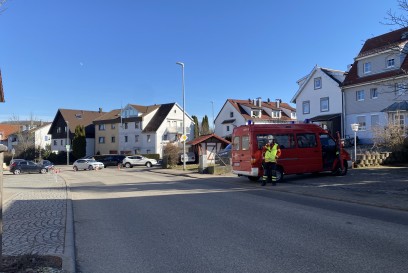 Hochdorf: Ziegel fallen vom Hausdach - Feuerwehr sichert und reinigt die Strasse 
