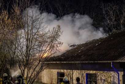 Kirchberg: Scheunenbrand - Feuerwehr mit zwei Drehleitern im Einsatz