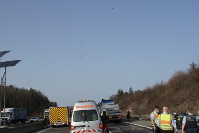 Pforzheim: Auffahrunfall zweier Lkw fuehrt zu einem toedlich Verletzten und eine Leicht Verletzte Person