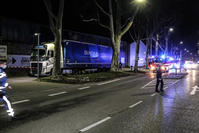 Stuttgart-Untertuerkheim: Lkw rammt mehrere Parker, Gebaeude und einen Stromverteilerkasten