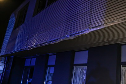 Stuttgart-Untertuerkheim: Lkw rammt mehrere Parker, Gebaeude und einen Stromverteilerkasten