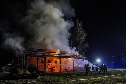 Goeppingen-Jebenhausen: Scheune in Vollbrand - Schlauchleitung ueber 1 km zum Brandobjekt gelegt