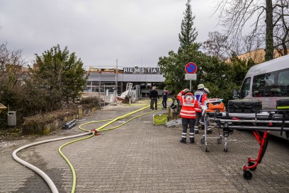 Korb: Hallenbaddach in Brand - Rauchsaeule weit sichtbar