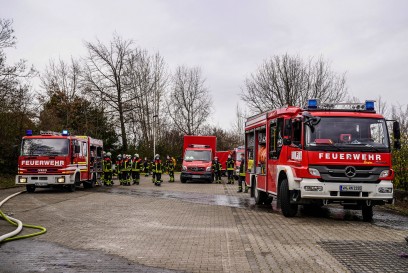 Korb: Hallenbaddach in Brand - Rauchsaeule weit sichtbar