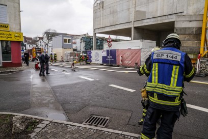 Goeppingen: Bitumentopf auf Baustelle in Brand