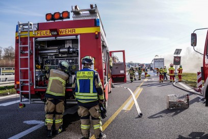 B313/ Unterensingen: Lkw-Auflieger in Brand - Vollsperrung 