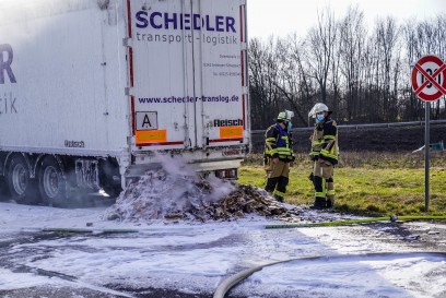B313/ Unterensingen: Lkw-Auflieger in Brand - Vollsperrung 