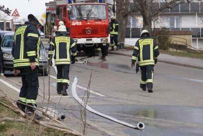 Schoemberg: Garage geraet in Vollbrand - Feuerwehr Grosseinsatz