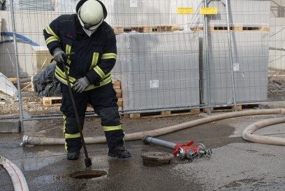 Pforzheim: starke Rauchentwicklung im Dachstuhlbereich eines Rohbaus - Feuerwehr im Grosseinsatz