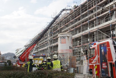 Pforzheim: starke Rauchentwicklung im Dachstuhlbereich eines Rohbaus - Feuerwehr im Grosseinsatz