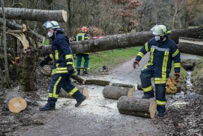 Schorndorf: Mehrere Baeume blockieren Strasse