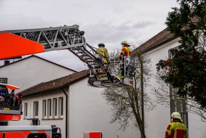 Ostfildern-Nellingen: Sturm deckt teilweise Kirche ab - Ziegel treffen Auto