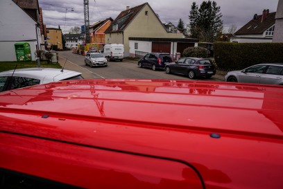 Ostfildern-Nellingen: Sturm deckt teilweise Kirche ab - Ziegel treffen Auto