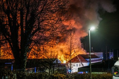 Wernau: Flammeninferno - Vollbrand mehrerer Firmenhallen - Grosseinsatz der Feuerwehren