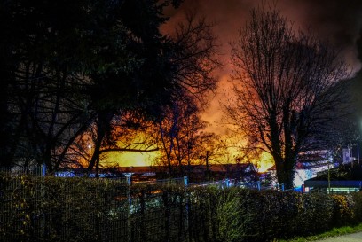 Wernau: Flammeninferno - Vollbrand mehrerer Firmenhallen - Grosseinsatz der Feuerwehren