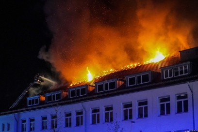 Wernau: Flammeninferno - Vollbrand mehrerer Firmenhallen - Grosseinsatz der Feuerwehren
