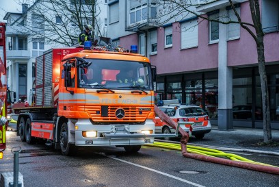 TAGBILDER! Wernau: Flammeninferno - Vollbrand mehrerer Firmenhallen - Grosseinsatz der Feuerwehren