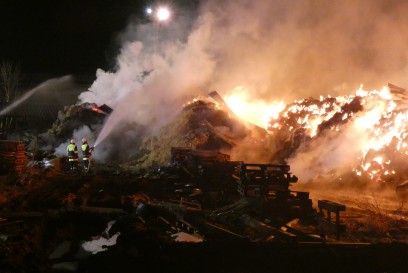 Muensingen: Strohlager in Brand geraten