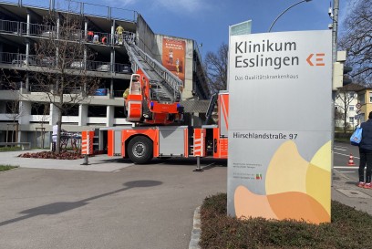 Esslingen: Rettung mittels Drehleiter aus Krankenhaus Parkhaus 